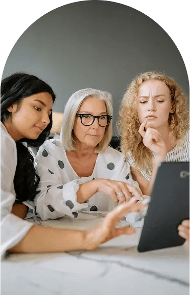 mujeres-viendo-una-tablet
